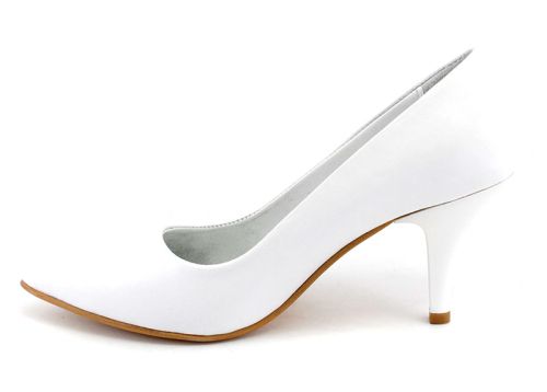 Дамски официални обувки на ток от естествена кожа в бяло, модел Роберта.