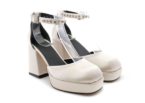 Дамски, високи сандали със затворени пръсти в бежово - Модел Орхидея