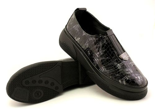 Дамски ежедневни обувки от естествен лак с "кроко" шарка в черно - Модел Клио.