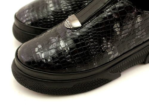 Дамски ежедневни обувки от естествен лак с "кроко" шарка в черно - Модел Клио.