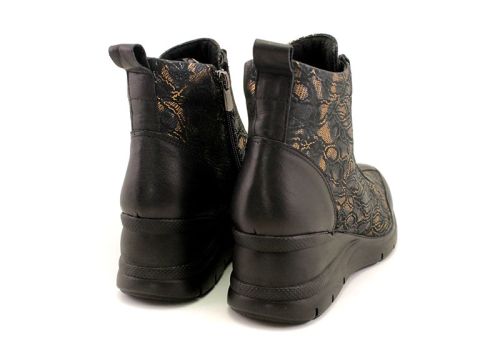 -Дамски ежедневни боти в черно и златисто - Модел Лилия.
