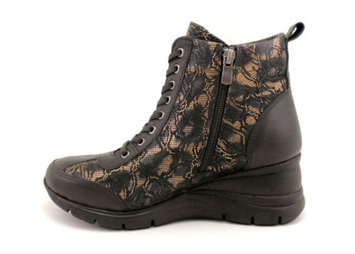 -Дамски ежедневни боти в черно и златисто - Модел Лилия.