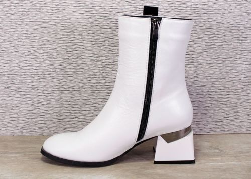 Дамски боти в бяло - Модел Кари