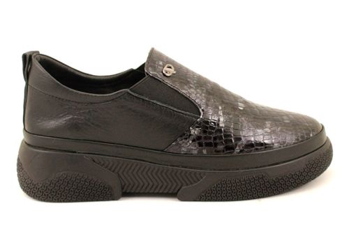 Дамски ежедневни обувки от естествен лак с "кроко" шарка в черно - Модел Лира.