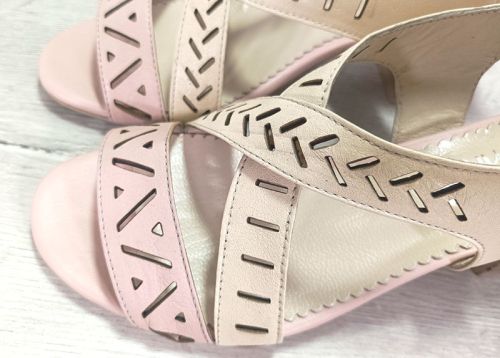 Дамски сандали на нисък ток от естествена кожа в бежово - модел Елба