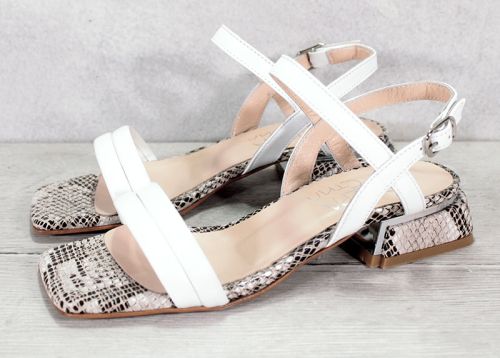 Дамски сандали на нисък ток от естествена кожа в бяло - модел Зоуи