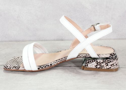 Дамски сандали на нисък ток от естествена кожа в бяло - модел Зоуи