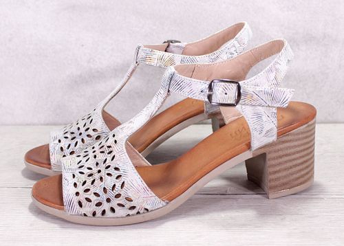 Дамски сандали на нисък ток от естествена кожа в цвят таупе - модел Джулия 1