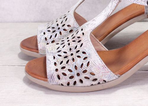 Дамски сандали на нисък ток от естествена кожа в цвят таупе - модел Джулия 1