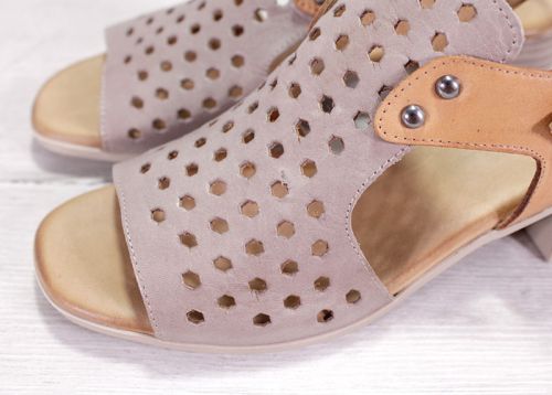 Дамски сандали на нисък ток от естествена кожа във визонено и светло кафяво - Модел Карина.