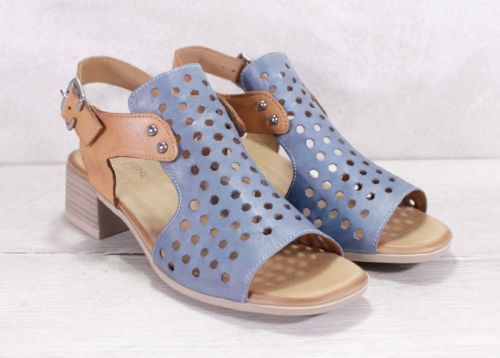 Дамски сандали на нисък ток от естествена кожа в дънково синьо и светло кафяво - Модел Карина.