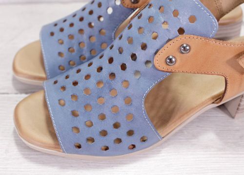 Дамски сандали на нисък ток от естествена кожа в дънково синьо и светло кафяво - Модел Карина.