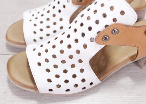 Дамски сандали на нисък ток от естествена кожа в бяло и светло кафяво - Модел Карина.