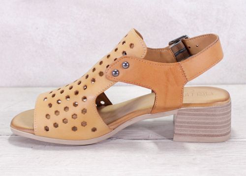 Дамски сандали на нисък ток в бисквитен и светло кафяв цвят - Модел Карина.