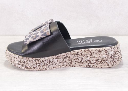 Дамски чехли от естествена кожа в черно и леопардов принт - Модел Лина