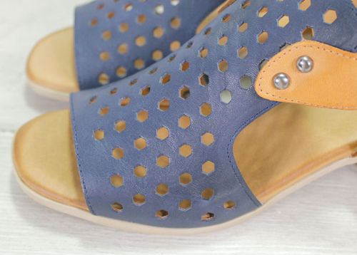 Дамски сандали на нисък ток в тъмно син и светло кафяв цвят - Модел Карина.