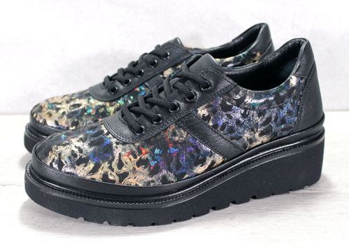 Дамски, ежедневни обувки от естествена кожа в черно-златисто - Модел Ангела.