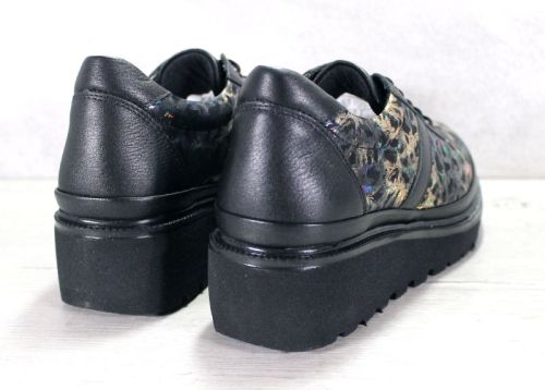 Дамски, ежедневни обувки от естествена кожа в черно-златисто - Модел Ангела.