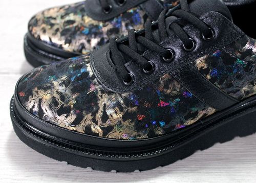 Дамски, ежедневни обувки от естествена кожа в черно-златисто - Модел Ангела.