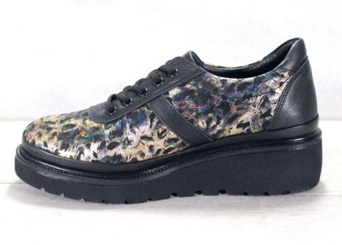 Дамски, ежедневни обувки от естествена кожа в черно-златисто - Модел Ангела.