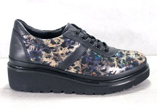 Дамски, ежедневни обувки от естествена кожа в черно-златисто - Модел Ангела.