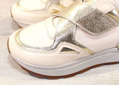 Шик дамски сникърси в бежово с акценти от златен цвят - модел Диамант