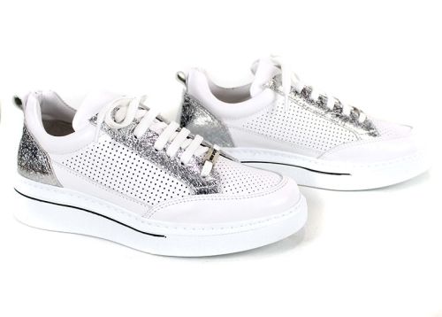 Дамски спортни обувки от естествена кожа в бяло и сребро - модел Зора.