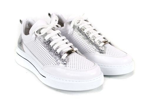 Дамски спортни обувки от естествена кожа в бяло и сребро - модел Зора.