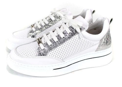 Дамски спортни обувки от естествена кожа в бяло и сребро - модел Зора.