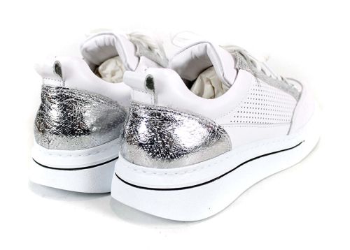 Дамски спортни обувки от естествена кожа в бяло и сребро - модел Зора.