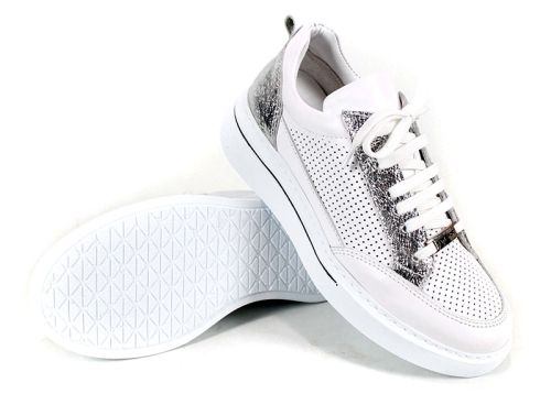 Дамски спортни обувки от естествена кожа в бяло и сребро - модел Зора.