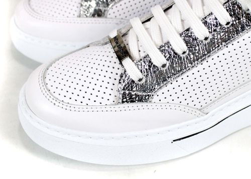 Дамски спортни обувки от естествена кожа в бяло и сребро - модел Зора.