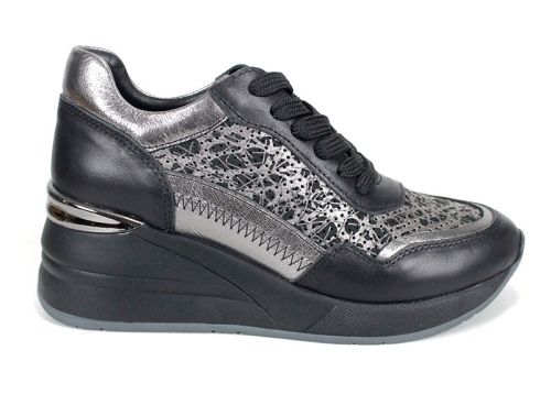 Дамски сникърси от естествена кожа в черно и платинено с перфорация - модел Ebony Trail