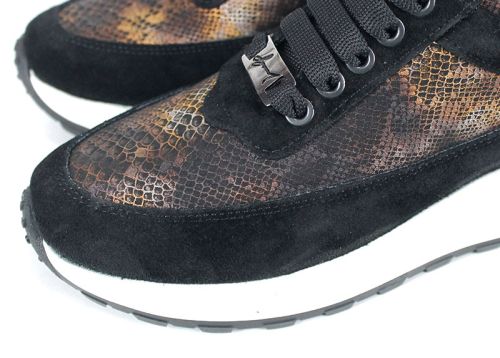 Дамски спортни обувки от черен велур и кафява кожа със змийски принт - модел Snake Chic