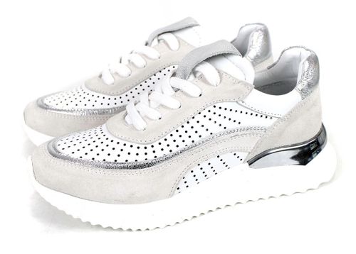 Дамски сникърси от естествена кожа с перфорация и метален акцент в бяло - модел Velvet Step