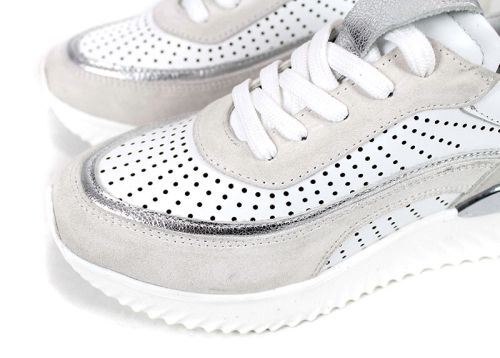 Дамски сникърси от естествена кожа с перфорация и метален акцент в бяло - модел Velvet Step