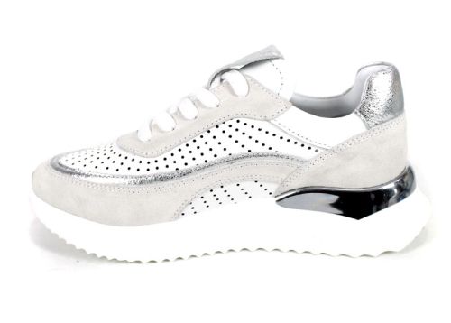 Дамски сникърси от естествена кожа с перфорация и метален акцент в бяло - модел Velvet Step