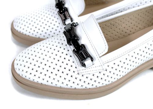 Дамски ежедневни летни обувки от бяла естествена кожа с перфорация - модел Flora Light 