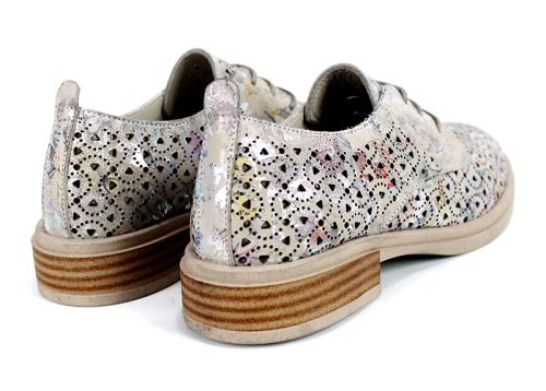 Дамски летни обувки от естествена кожа с перфорация в цвят визон с флорален принт – модел Bella Chic