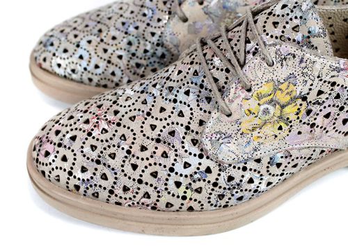 Дамски летни обувки от естествена кожа с перфорация в цвят визон с флорален принт – модел Bella Chic