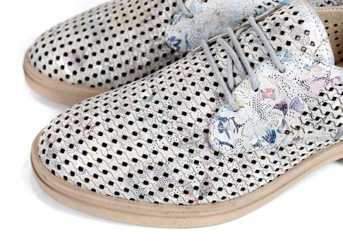 Дамски летни обувки от сива естествена кожа с флорален принт – модел Bella Chic