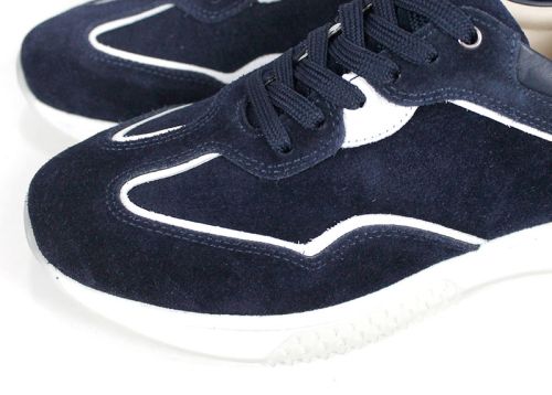 мъжки сникърси от тъмносин велур с бели акценти и спортно ходило