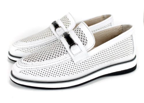 Мъжки мокасини от бяла перфорирана естествена кожа с метална тока и бяло спортно ходило
