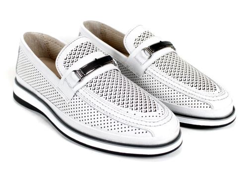 Мъжки мокасини от бяла перфорирана естествена кожа с метална тока и бяло спортно ходило