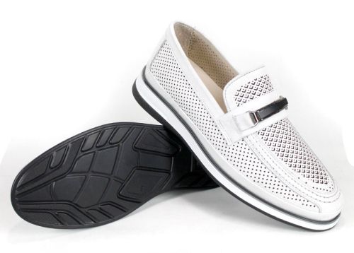 Мъжки мокасини от бяла перфорирана естествена кожа с метална тока и бяло спортно ходило