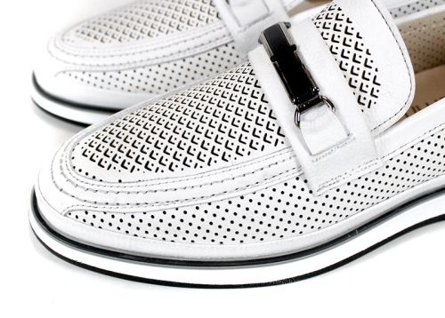 Мъжки мокасини от бяла перфорирана естествена кожа с метална тока и бяло спортно ходило