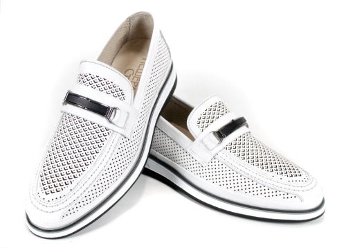 Мъжки мокасини от бяла перфорирана естествена кожа с метална тока и бяло спортно ходило