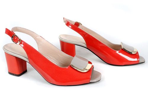 Дамски сандали на ток в цвят нар, изработени от естествен лак, със златист декоративен елемент и отворени пръсти и пета.