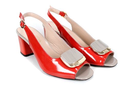 Дамски сандали на ток в цвят нар, изработени от естествен лак, със златист декоративен елемент и отворени пръсти и пета.