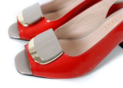 Дамски сандали на ток в цвят нар, изработени от естествен лак, със златист декоративен елемент и отворени пръсти и пета.